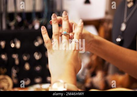 Gioielleria, boutique e mano di donna con anello nel centro commerciale, negozio al dettaglio e negozio di design. Moda, cosmetici e primo piano delle mani di donna Foto Stock