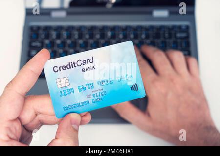 Business online shopping e online banking. I clienti che acquistano online pagano con carta di credito. Un uomo d'affari inserisce i dettagli della carta di credito per un portafoglio online Foto Stock