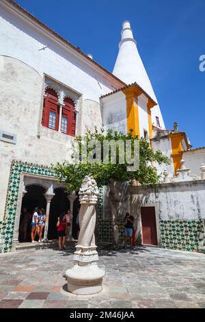 Sintra, Portogallo - 14 agosto 2017: Visitatori al Palazzo di Sintra in una giornata estiva Foto Stock