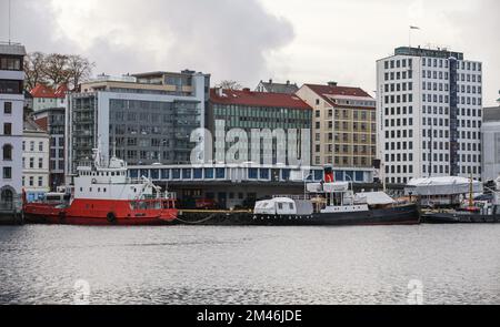 Bergen, Norvegia - 14 novembre 2017: Porto di Bergen in una giornata nuvolosa Foto Stock