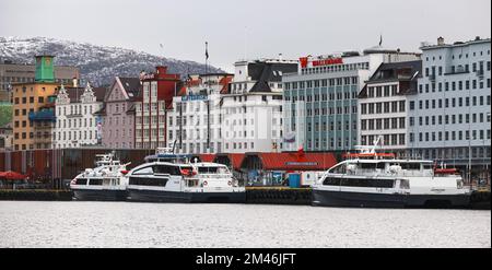 Bergen, Norvegia - 14 novembre 2017: Porto di Bergen in una giornata nuvolosa, foto panoramica, traghetti passeggeri sono ormeggiati nel porto Foto Stock