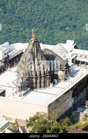 INDIA, GUJARAT, JUNAGADH, 2022 ottobre, devoto a Girnar Neminath Jain Tirth, i templi sono considerati come secondo pellegrinaggio più rispettato Jain, Ginar Foto Stock