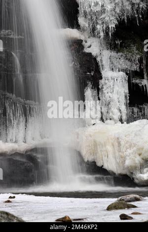 Vista ravvicinata della Summerhill Force in Winter, Blowees, Teesdale, County Durham, Regno Unito Foto Stock