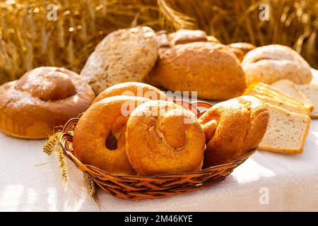 lotto di pane, grano, segale aromatizzato, sulla tavola all'esterno del campo Foto Stock