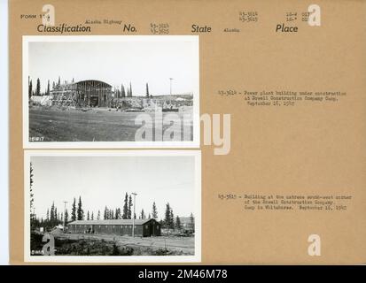 Alaska Highway. Didascalia originale: 43-3614: Costruzione di centrali elettriche in costruzione presso il Dowell Construction Company Camp. Settembre 16, 1942. Didascalia originale: 43-3615: Edificio all'estremo angolo sud-ovest del campo della Dowell Construction Company a Whitehorse. Settembre 16, 1942. Stato: Alaska. Foto Stock