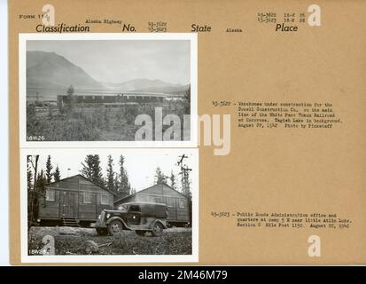 Alaska Highway. Didascalia originale: 43-3622: Magazzino in costruzione per la Dowell Construction Co. Sulla linea principale della ferrovia White Pass Yukon a Carcross. Lago Tagish sullo sfondo. Agosto 22, 1942. Foto di Pinkstaff. Didascalia originale: 43-3623: Ufficio amministrativo strade pubbliche e quartieri al campo 5 e vicino al lago Little Atlin. Sezione C Mile Post 1150. Agosto 22, 1942. Stato: Alaska. Foto Stock