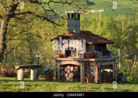 Decorazioni in cortile nella fattoria toscana Foto Stock