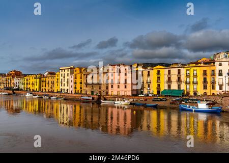 Bosa, Italia - 13 dicembre, 2022: Case colorate e barche da pesca sul lungomare di Bosa sul fiume Terno Foto Stock