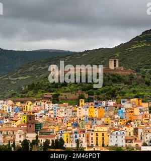 Bosa, Italia - 13 dicembre, 2022: Vista sul coloratissimo centro storico e sul Castello Malaspina di Bosa nelle verdi montagne della Sardegna Foto Stock