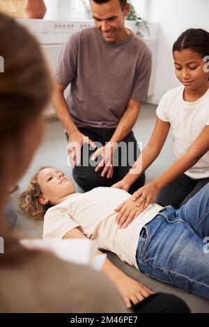 Insegnanti che offrono formazione di pronto soccorso Foto Stock