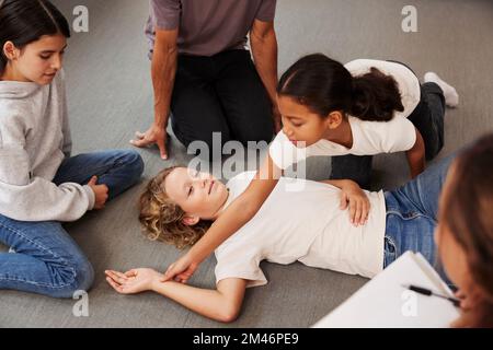 Insegnanti che offrono formazione di pronto soccorso Foto Stock