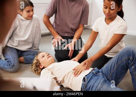 Insegnanti che offrono formazione di pronto soccorso Foto Stock