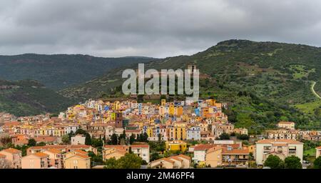 Bosa, Italia - 13 dicembre, 2022: Vista sul coloratissimo centro storico e sul Castello Malaspina di Bosa nelle verdi montagne della Sardegna Foto Stock