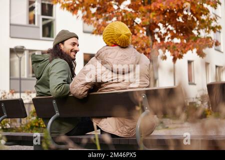 Uomo e donna seduti sulla panca Foto Stock
