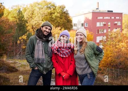 Sorridendo gli amici che guardano la fotocamera Foto Stock