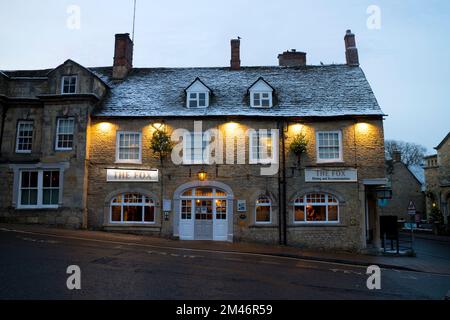 The Fox, Chipping Norton, in inverno a Natale, Oxfordshire, Inghilterra, Regno Unito Foto Stock