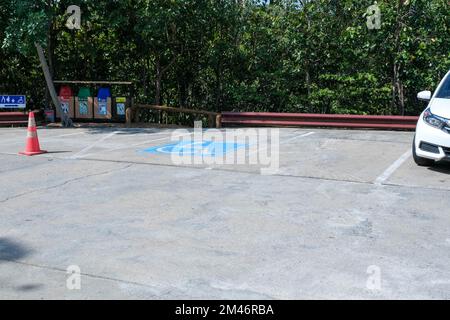 Vista del parcheggio per disabili in un'attrazione turistica in Thailandia. Parcheggio con posto speciale per disabili. Foto Stock