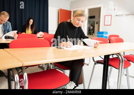 Agli studenti di prendere appunti Foto Stock