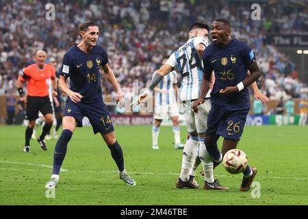 Lusail City, Qatar. 18th Dec, 2022. Enzo Fernandez (C) dell'Argentina in azione con Marcus Thuram (R) della Francia durante la finale della Coppa del mondo FIFA 2022 allo stadio di Lusail a Lusail City, in Qatar, il 18 dicembre 2022. Foto di Chris Brunskill/UPI Credit: UPI/Alamy Live News Foto Stock