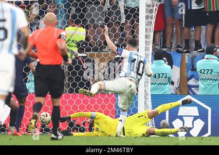 Lusail City, Qatar. 18th Dec, 2022. Lionel messi dell'Argentina segna il terzo goal del suo fianco durante la finale della Coppa del mondo FIFA 2022 al Lusail Stadium di Lusail City, Qatar, il 18 dicembre 2022. Foto di Chris Brunskill/UPI Credit: UPI/Alamy Live News Foto Stock