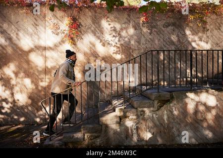 Uomo che cammina al piano superiore Foto Stock