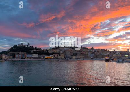 Ancona, Italia - 24 Novembre, 2022: Vista sul centro storico e sul lungomare di Ancona all'alba Foto Stock