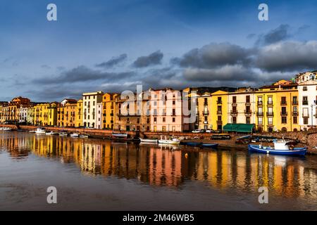 Bosa, Italia - 13 dicembre, 2022: Case colorate e barche da pesca sul lungomare di Bosa sul fiume Terno Foto Stock