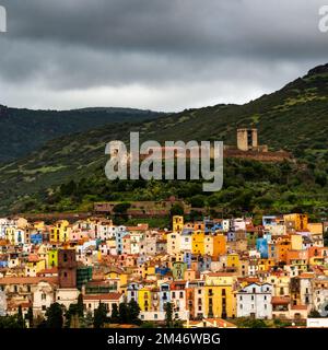 Bosa, Italia - 13 dicembre, 2022: Vista sul coloratissimo centro storico e sul Castello Malaspina di Bosa nelle verdi montagne della Sardegna Foto Stock