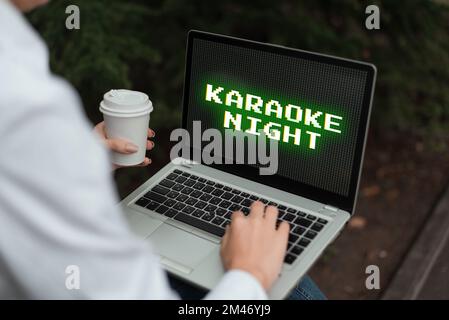 Scrittura visualizzazione testo Karaoke Night. Concetto che significa intrattenimento cantare insieme alla musica strumentale suonata da una macchina Foto Stock