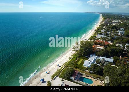 Vista aerea di costose case residenziali nella piccola isola di Boca Grande sull'isola di Gasparilla nel sud-ovest della Florida. Case di sogno americane come Foto Stock