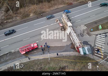 Vista aerea dell'incidente stradale con carrello ribaltato che blocca il traffico Foto Stock