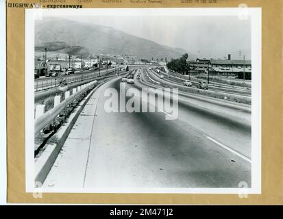 Bayshore Freeway. Didascalia originale: Bayshore Freeway, U. S. 101 bypass che mostra strade divise con attraversamento pedonale in background. San Francisco sud, Contea di San Mateo, California. Foto di: California Highways and Public Works Dipartimento di Stato dei lavori pubblici Divisione delle autostrade Sacramento, California. Stato: California. Località: San Francisco. Foto Stock