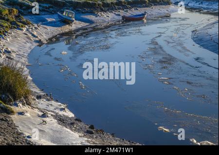 Il fiume congelato Conder a Conder Green vicino a Lancaster Foto Stock