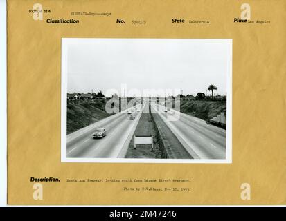 Santa Ana Freeway. Didascalia originale: Santa Ana Freeway, guardando a sud dal cavalcavia di Lorena Street. Foto di T. W. Kines, 10 novembre 1953. Stato: California. Località: Los Angeles. Foto Stock