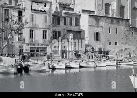 Quay, Quayside o Porto, conosciuto come 'le Miroir aux Oiseaux', con tradizionali barche da pesca in legno noto come Pointus nella città vecchia o nel quartiere storico di Martigues Francia nel 1951 Foto Stock