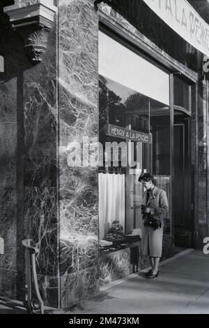 1950s giovane donna francese finestra Shopping nel negozio di articoli di lusso ex 'Henry a la Pensee' a 5 rue de Faubourg-Saint-Honoré Parigi Francia nel 1951 Foto Stock