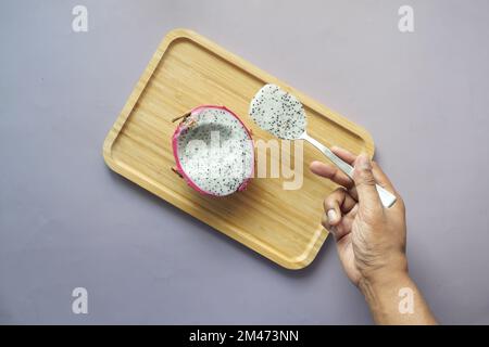 vista dall'alto degli uomini che mangiano frutta di drago Foto Stock