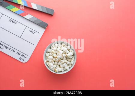 Film clapper board e popcorn sul tavolo vista dall'alto Foto Stock