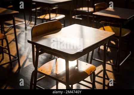 Sedie e scrivanie in un'aula scolastica giapponese vuota Foto Stock