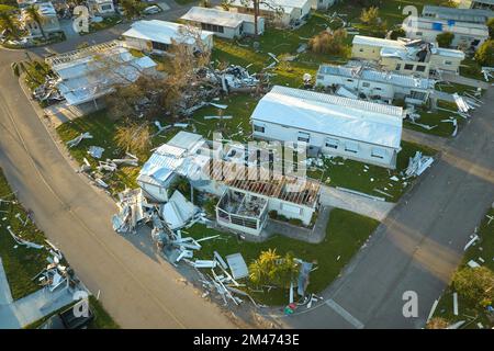 Case gravemente danneggiate dopo l'uragano Ian in Florida mobile home zona residenziale. Conseguenze di disastro naturale Foto Stock