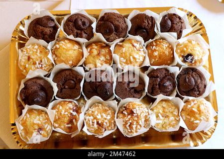 Vassoio con mini muffin alla vaniglia e al cioccolato. Foto di alta qualità Foto Stock