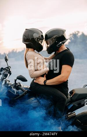 Foto Donna Con Il Casco Da Motociclista, Immagini e Vettoriali