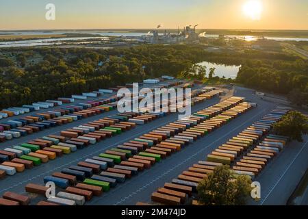 Vista dall'alto della fabbrica della linea di produzione con grande deposito container con file di container per la consegna di prodotti industriali Foto Stock