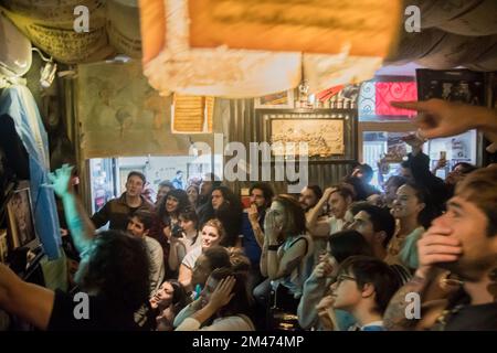 Madrid, Madrid, Spagna. 18th Dec, 2022. Gli argentini residenti a Madrid celebrano la vittoria della squadra argentina nelle strade del Qatar 2022. (Credit Image: © Alberto Sibaja/Pacific Press via ZUMA Press Wire) Foto Stock