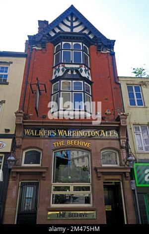 The Beehive pub, 14 Mount Pleasant, Liverpool, Merseyside, England, UK, L3 5RY - Victorian Walkers Warrington Ales esterno Foto Stock