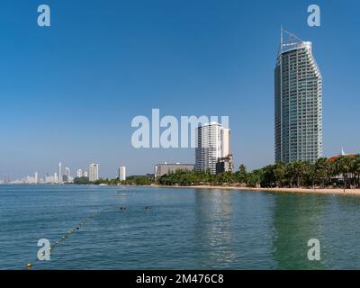 La spiaggia di Na Jomtien, Sattahip District a Chonburi, Thailandia. Mövenpick Hotel in primo piano sulla destra, poi Ambassador City. Jomtien Beach Foto Stock