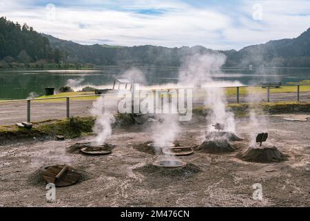 Fori fumanti usati per cucinare cibo vicino alla riva del lago Furnas nell'isola di Sao Miguel. Arcipelago delle Azzorre, Portogallo. Foto Stock