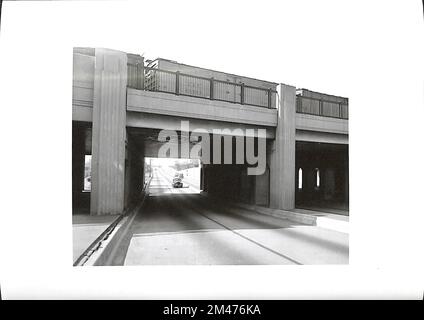 Cavalcavia ferroviario e superstrada, Atchison, Topeka e Santa Fe Railway su Western Avenue presso il canale navale di Chicago. Didascalia originale: Cavalcavia ferroviario e superstrada. A.T.&S.F. su Western Ave. Sul canale della nave. Foto di T. W. Kines 7/27/1948. Stato: Illinois. Località: Chicago. Foto Stock