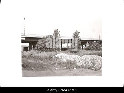 Cavalcavia ferroviario e superstrada, Atchison, Topeka e Santa Fe Railway su Western Avenue presso il canale navale di Chicago. Didascalia originale: Cavalcavia ferroviario e superstrada. A.T.&S.F. su Western Ave. Sul canale della nave. Foto di T. W. Kines 7/27/1948. Stato: Illinois. Località: Chicago. Foto Stock