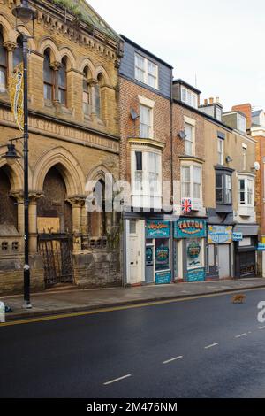 Eastborough con la vecchia chiesa e negozi a Scarborough Foto Stock